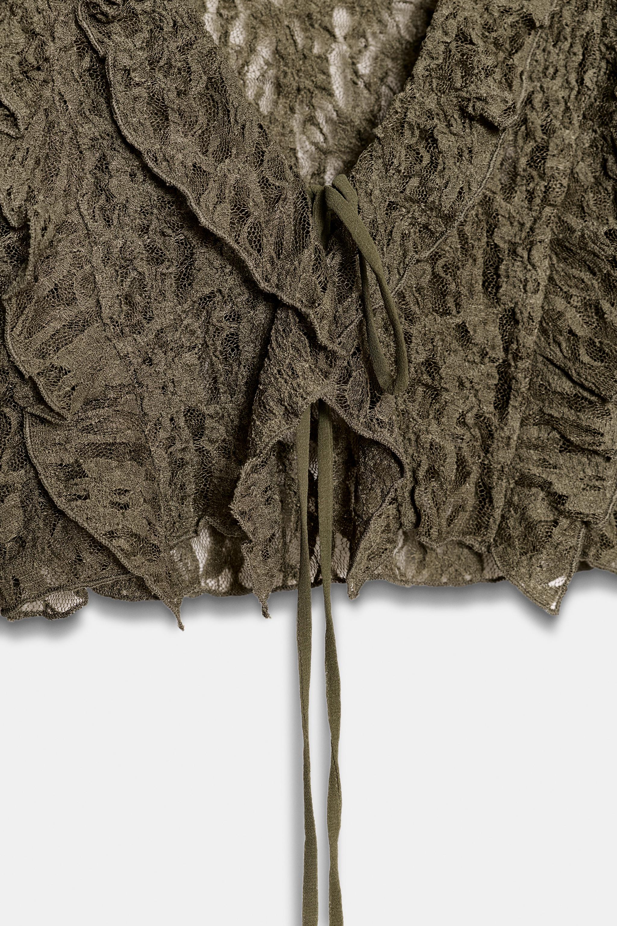 VESTE COURTE EN DENTELLE À VOLANTS